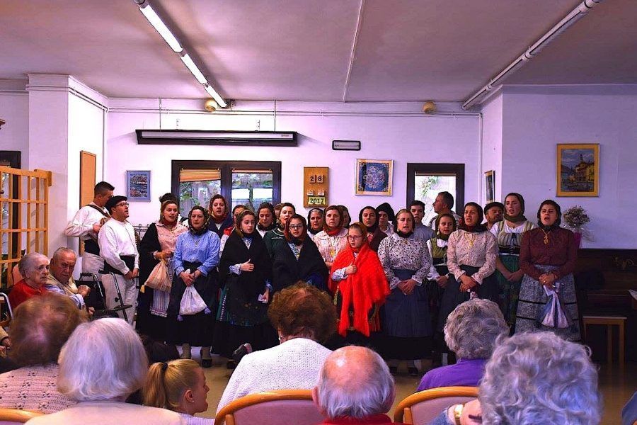 Grup de Folklore Casa de Portugal canten las ‘JANEIRAS’ a la Residència Clara Rabassa