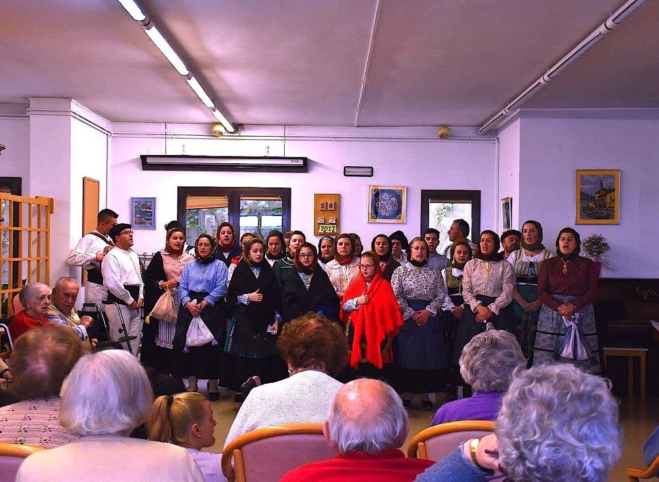 Grup de Folklore Casa de Portugal canten las ‘JANEIRAS’ a la Residència Clara Rabassa